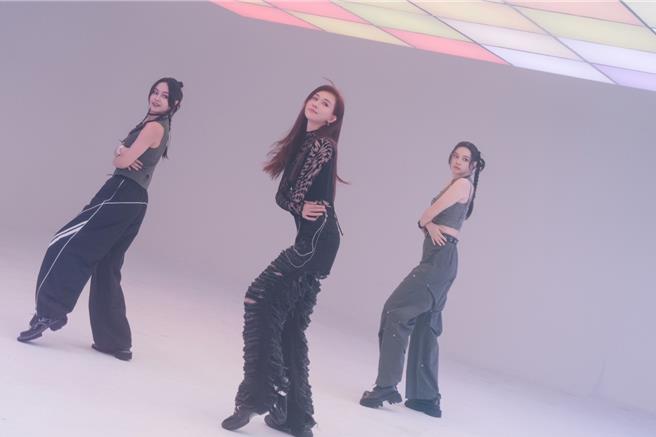 林志玲以女團C位之姿熱舞拍攝廣告。（田原香滴雞精提供）