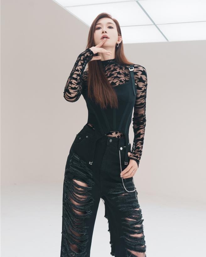 林志玲以性感勁裝造型拍攝廣告。（田原香滴雞精提供）