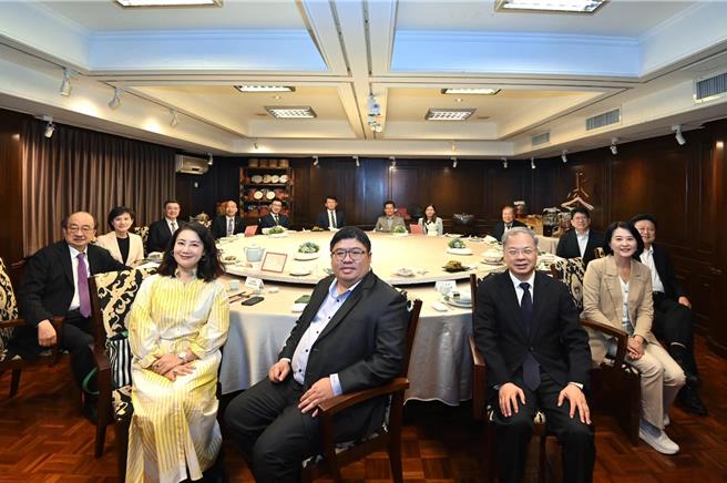 吳思瑤表示，上周五朝野和解飯促成一個很重要的進展，就是韓國瑜要召集朝野協商，從餐桌走向協商桌，感謝韓國瑜正面承諾這周會召集協商，並已經排定週四。（摘自吳思瑤粉絲專頁）