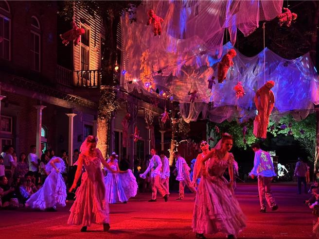 六福村園區斥資千萬以國際級浮空天幕投影技術及詭譎燈光聲效，打造夜間鬼城沉浸式體驗。（六福村提供／吳娮翎台北傳真） 