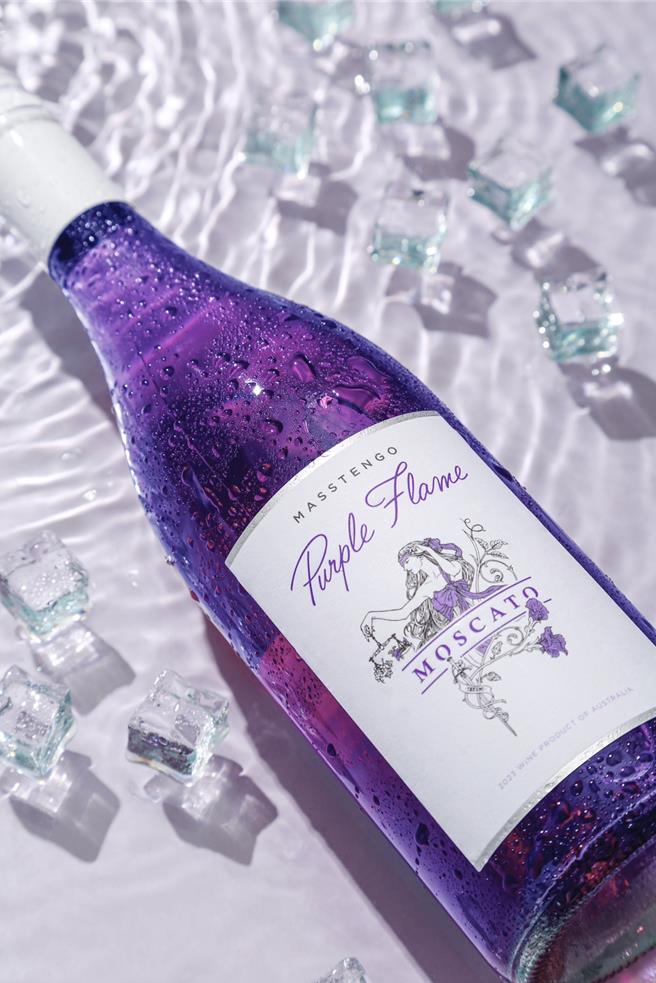 家乐福澳洲紫色火焰密思嘉甜酒，599元，10月25日价格生效。（家乐福提供）★《中时新闻网》关心您：饮酒过量，有碍健康。酒后不开车，安全有保障！