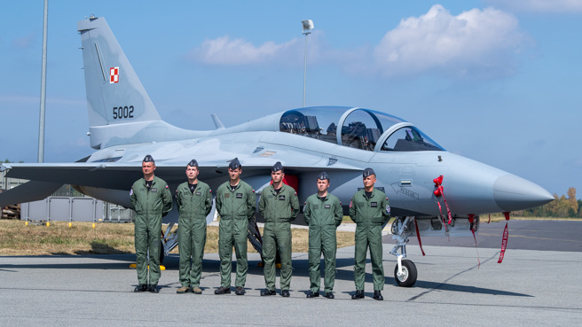 波兰首个FA-50战机中队的成军，不过第一批FA-50并不具备AIM-120发射能力，波兰希望之后的版本FA-50PL可以改装，现在却发现这工作并不容易。(图/波兰空军)
