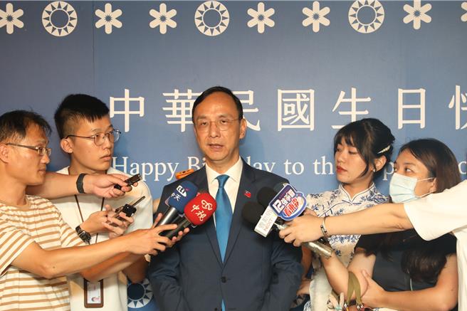 国民党主席朱立伦今晚出席国民党举办的国庆酒会时受访。（文传会提供）