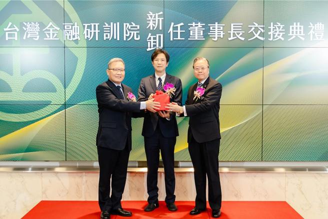 前兆豐金控董事長雷仲達（右）15日接棒政大國際金融學院長蘇建榮（左）的台灣金融研訓院董事長職務，由金融監督管理委員會副主委陳彥良監交。圖／陳碧芬
