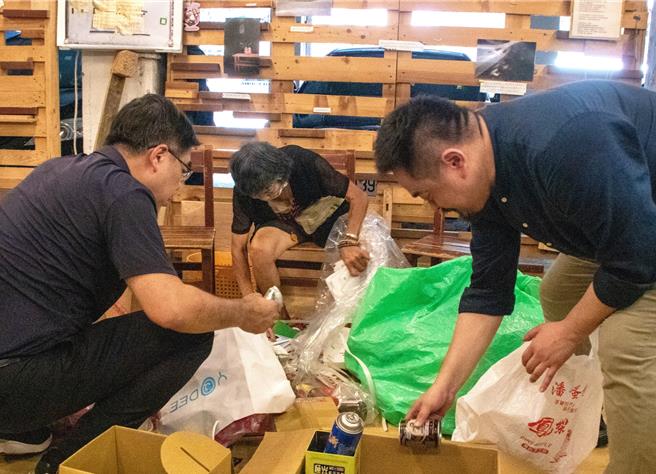 民進黨立委洪申翰揭露台北市環保局在萬華，只有列冊2名拾荒者，導致上百位萬華拾荒者，沒辦法獲得中央「資收關懷計畫」的協助，他今晚再批蔣萬安不只是無法苦民之苦，更是無能。（摘自洪申翰臉書／楊亞璇台北傳真）