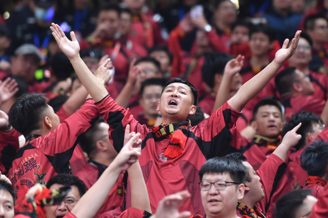 大陆国足青岛主场以2:1击败印尼，这是世预赛开局3连败之后的首场胜利，球迷在现场欢呼。（图／