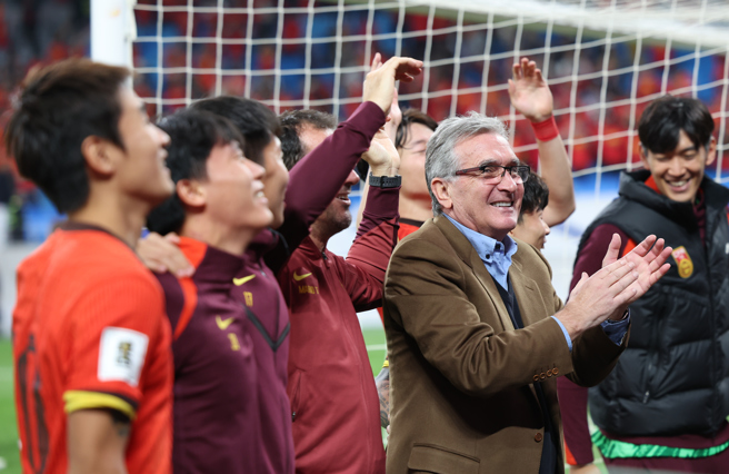 战胜印尼队是大陆国足主帅伊万科维奇到大陆执教以来的第2场胜利，有球评说他暂时保住了主帅位子。（图／新华社）