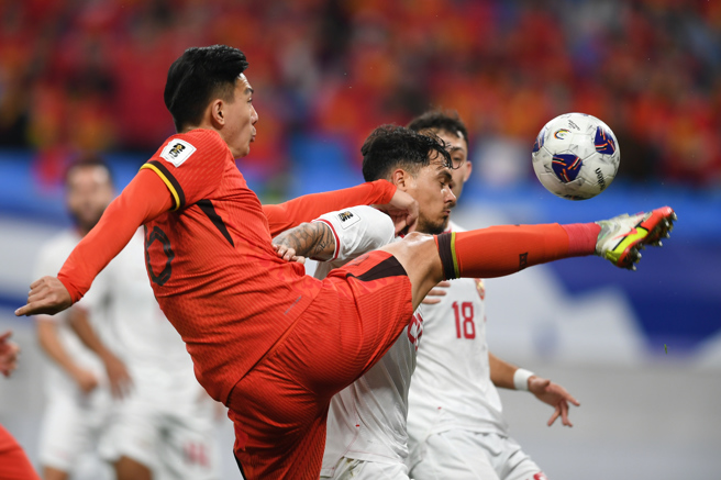 本场对印尼的胜绩是大陆国足3年来首胜，也终结了本届世预赛4连败。图为球蒋圣龙在球场奋力拚搏。（图／新华社）