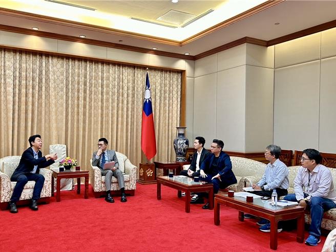 江启臣邀陈世凯台中各大交通建设。（江启臣国会办公室提供／李京升台中传真）