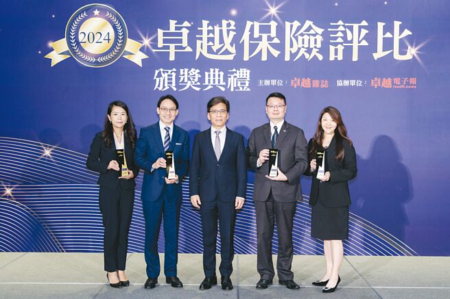 凱基人壽囊括2024卓越保險評比4項大獎，由金管會彭金隆主委（中）頒獎，執行副總經理容覺生（左二）代表領獎。圖／凱基人壽提供