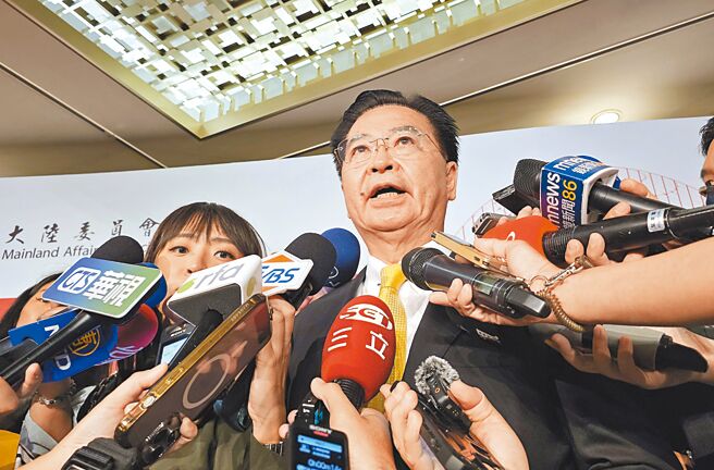 面对中共解放军14日突然宣布环台军演，国安会秘书长吴钊燮14日表示，大陆凌晨宣布后随即进行军演的作法与国际规范必须先行预告不符。（吴泓勋摄）