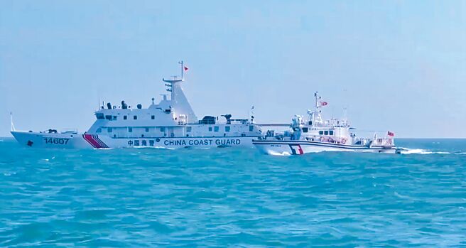 共军围台军演，4艘海警船14日闯入侵扰马祖限制水域，我方巡防艇与海警船并肩行驶。（海巡署提供／高钧麟新北传真）