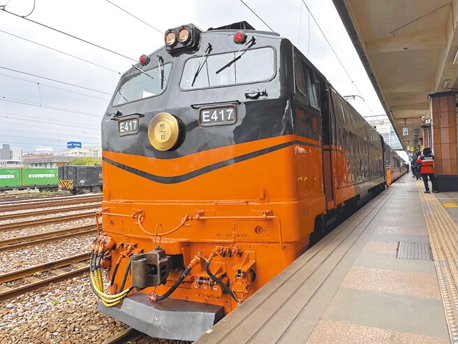 鸣日号为台铁最具代表性的观光列车，每趟行程动辄上万元。（本报资料照片）