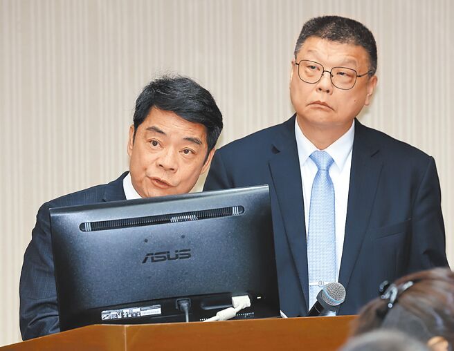 立法院14日质询鸣日号列车漏挂车厢事件，台铁董事长杜微（右）答询时证实当时是少挂1个乘客车厢。而交通部次长伍胜园（左）表示他觉得非常不可思议。（刘宗龙摄）