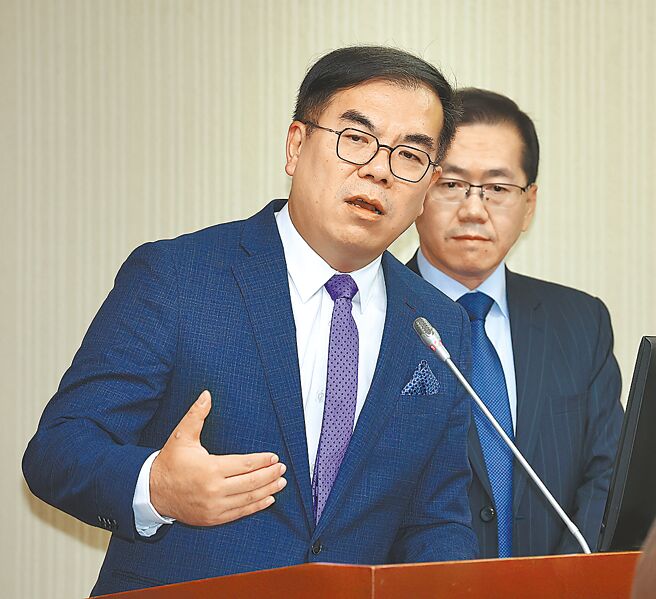 环境部长彭启明（前）昨天强调，明年将由各界代表组成的温管基金管理会讨论碳费分配方式跟用途。（刘宗龙摄）