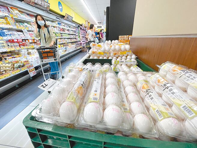 養雞協會組長黃榮珍指出，目前產地價每公斤24.5元已經虧本。示意圖為賣場內販售之雞蛋，非新聞當事照片。（本報資料照片）
