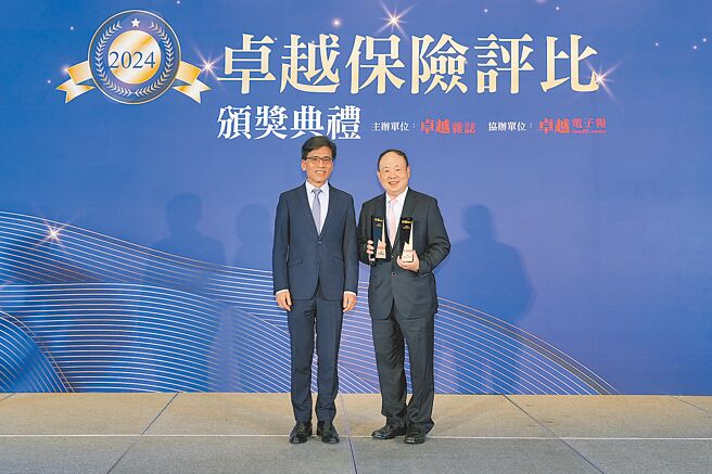 台新人寿获「2024卓越保险评比」肯定，一举囊括「卓越专业团队奖」及「卓越服务品质奖」二项殊荣，由金管会主委彭金隆（左）颁发该奖项荣誉。（台新人寿提供／黄琮渊台北传真）
