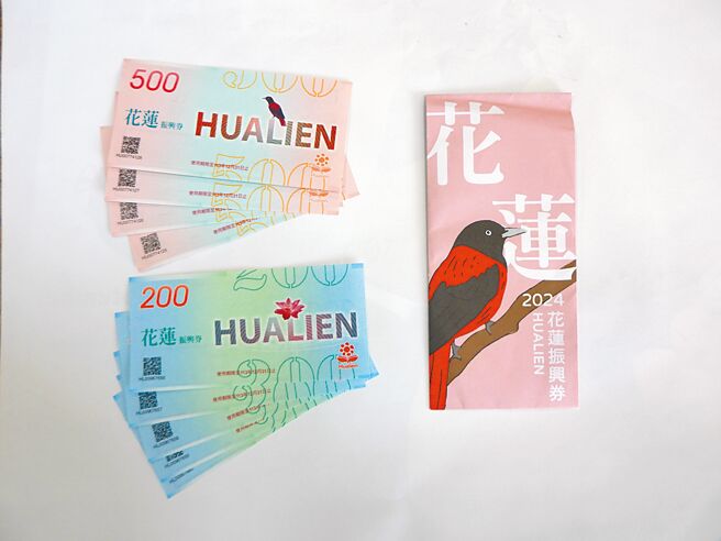 花蓮縣政府編列10億元經費發放縣民每人3000元振興券，開放領取首2天適逢周末假期，許多民眾領到振興券後直接拿去消費，夜市和百貨公司人潮較平常假日至少成長2成。（羅亦晽攝）