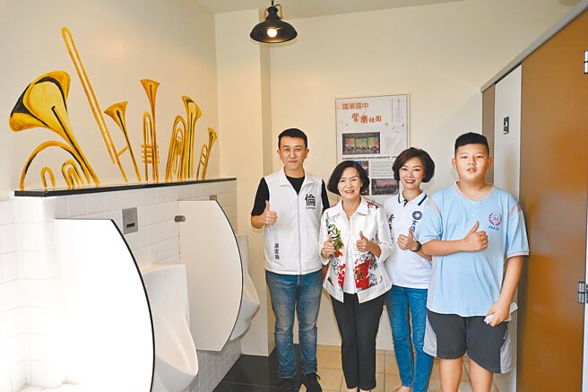 宜蘭縣政府和中央共同補助27所國中小1億3800萬元改造196間廁所，縣長林姿妙（左二）14日前往國華國中視察成果。（宜蘭縣政府提供／吳佩蓉宜蘭傳真）