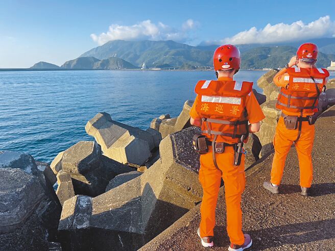 1艘蘇澳籍漁船13日在宜蘭南方澳漁港北堤內側滯留，海巡人員發現船上空無一人，聯繫家屬得知56歲簡姓船長1人出海，派員搜尋沒有找到人，預計15日早上6時繼續搜救。（海巡署提供／吳佩蓉宜蘭傳真）