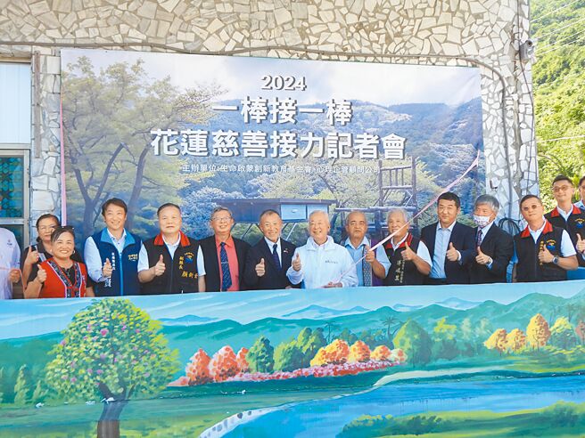 日本九州豐前市長後藤元秀（前左五）經生命啟蒙創新教育基金會牽線，14日率領愛心團體「塗魂」到山宣總會原住民少年兒童之家替空間油漆彩繪。（羅亦晽攝）