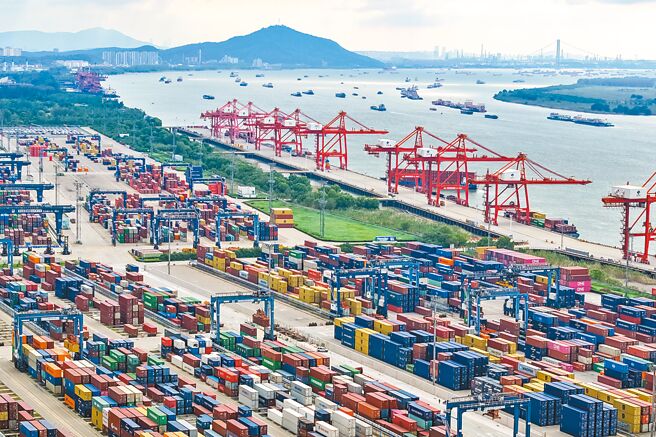 大陆官方最新数据显示，9月大陆出口2.17兆元人民币，1.6％增速有所放缓。图为南京龙潭港进出口货柜码头。（中新社）