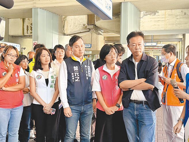 立法院內政委員會14日安排到新北市考察，民進黨立委張宏陸（右二起）、民進黨立委蘇巧慧、國民黨立委葉元之、民進黨新北市議員戴瑋姍、黃淑君等均出席。（柯毓庭攝）