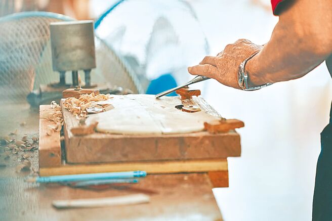 嘉義縣大埔鄉和平社區發展協會對外徵才，喊出月薪4萬至5萬，標榜可免費學小提琴、製作小提琴，被形容是「夢幻工作」。（取自大埔和平社區發展協會官網／呂妍庭嘉義傳真）