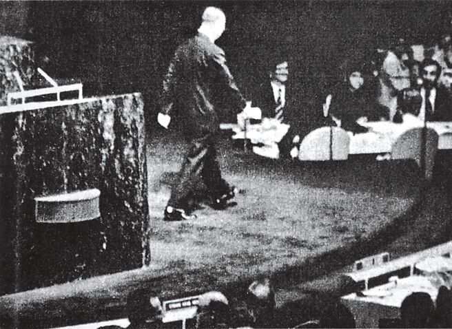 图为中华民国驻联合国首席代表周书楷于1971年宣告退出联合国，拖着沉重的步伐走下讲台。（本报资料照片）