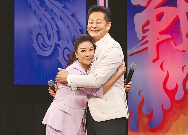 楊繡惠（左）、徐乃麟14日上演抱抱大和解。（陳俊吉攝）