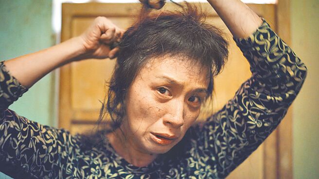 黄采仪在《唱歌给你听》剧中断髮出家。（客家电视台提供）