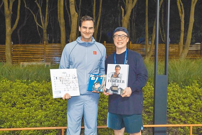 陈奕迅（右）日前在上海与费德勒一起打球，还互赠纪念品。（环球音乐提供）