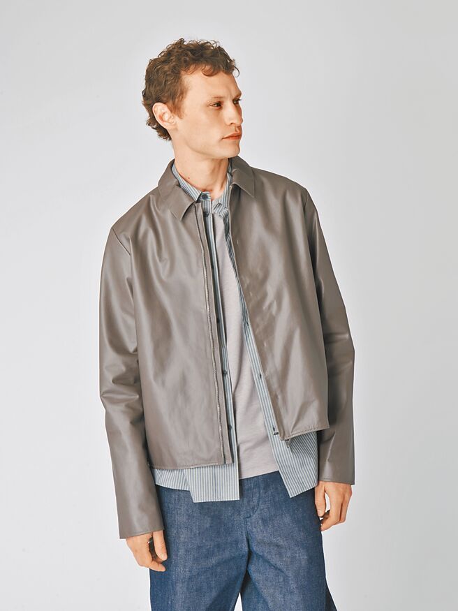 秋冬选色十分高级，这件拉炼牛皮大象色夹克，7万5900元。（peter wu提供）