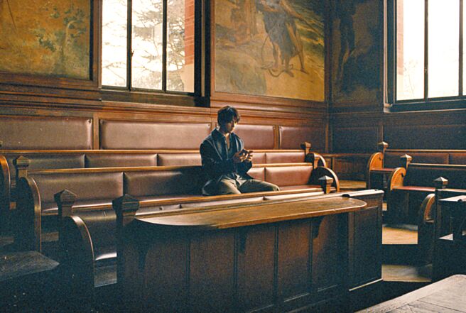 陈柏霖穿上peter wu秋冬系列服装，在欧洲拍摄一系列形象照。（peter wu提供）