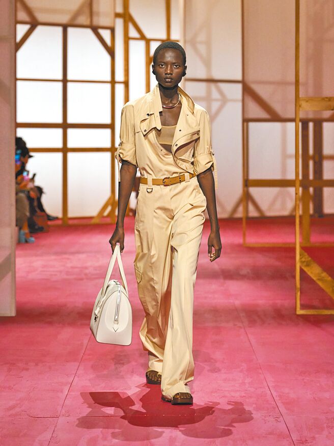 弧形剪裁呈現皮衣的完美輪廓。（Hermes提供）