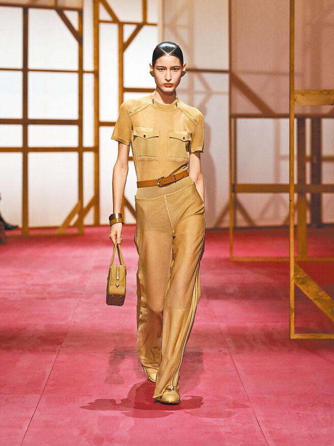 輕薄透視的女裝呈現完美的性感線條。（Hermes提供）