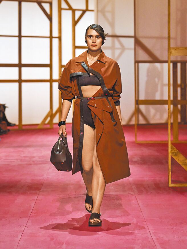 大量不對稱的剪裁成為秀上絕美景點之一。（Hermes提供）