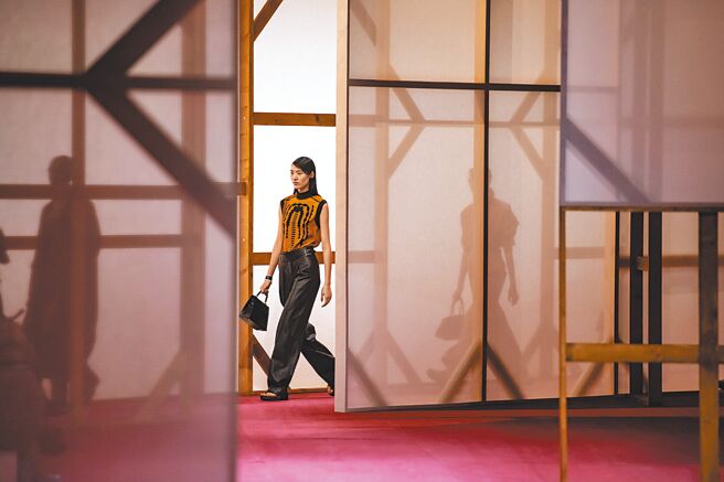 以工作室為設計靈感，2025春夏愛馬仕女裝呈現純粹的「工藝之美」。（Hermes提供）