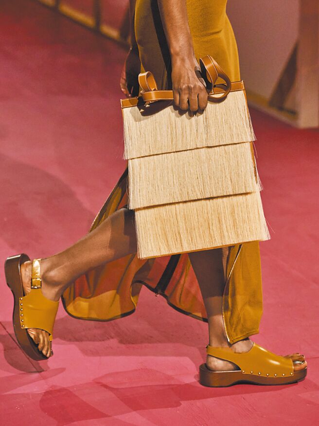 以馬毛流蘇製成的扁平手袋。（Hermes提供）