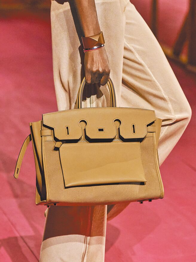 將Birkin包款內外翻轉，呈現不同的包款設計。（Hermes提供）