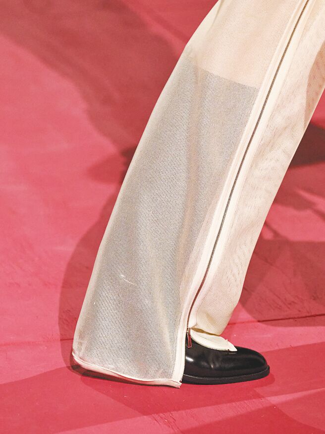 褲腳拉鏈可拉至腰際，亦可營造飄逸的線條感。（Hermes提供）