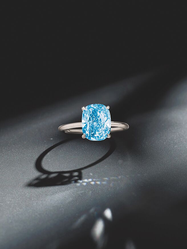 3.24克拉豔彩藍色鑽石戒指，估價在410萬至510萬瑞郎。（Phillips提供）