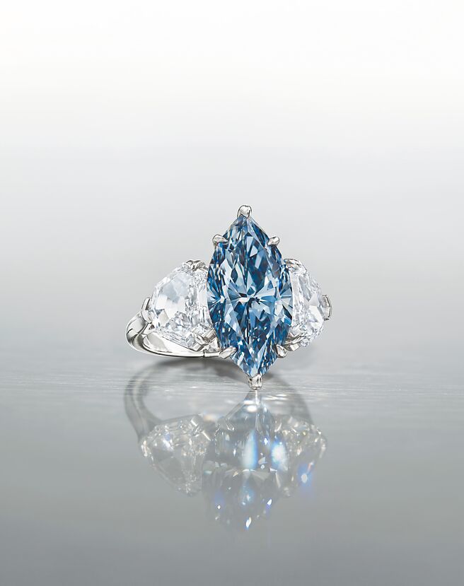 佳士得香港珠寶類秋拍即將在10月29日登場，領拍品是一顆5.02克拉深彩藍色IF鑽石戒指，估價在5500萬至8000萬港幣。（Christie’s提供）
