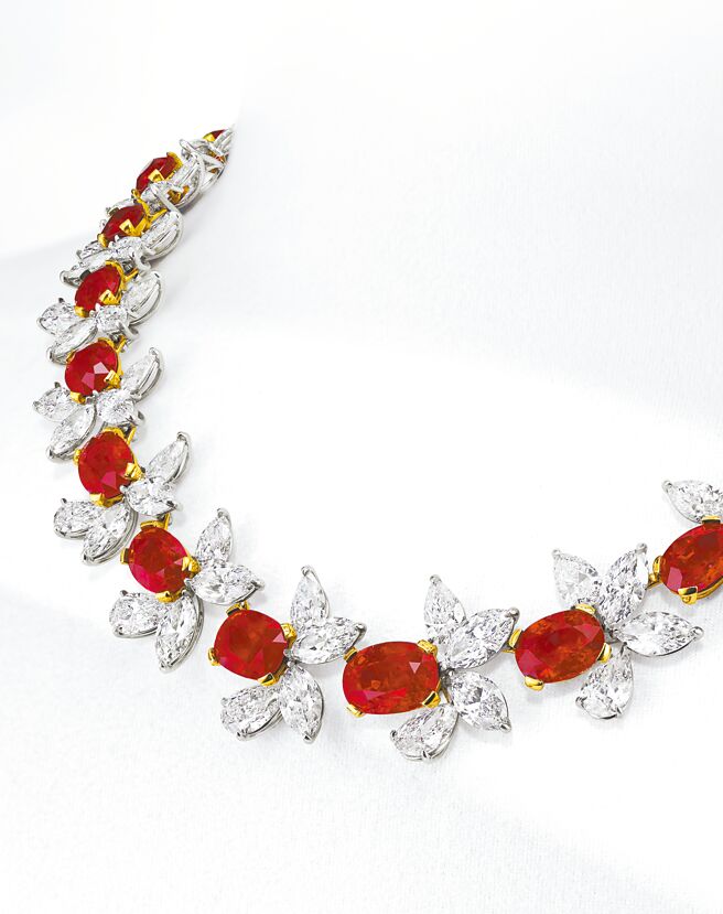 總重62.46克拉的緬甸天然鴿血紅寶石項鍊，估價為4000萬至6000萬港幣。（Christie’s提供）