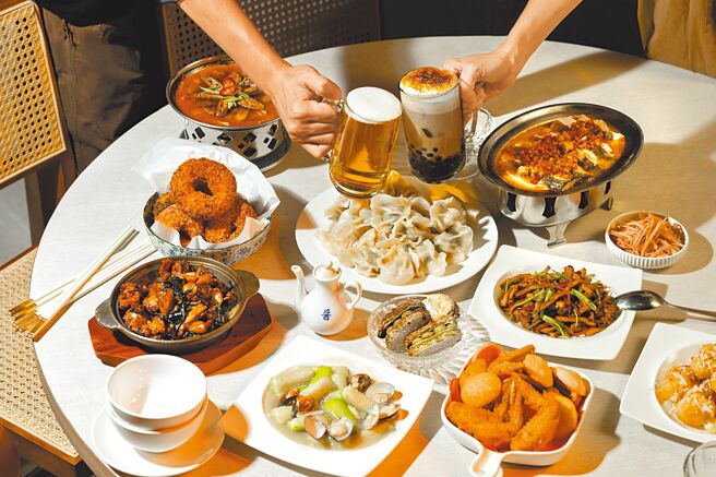 路易莎近來積極布局餐飲市場，轉投資「玖仰」茶食文化館，招牌菜則有蒼蠅頭、鳳梨蝦球、香辣口水雞等（見圖），而「慢熟焦糖布丁」更一度洗版IG，成為網紅朝聖名品。（路易莎提供）