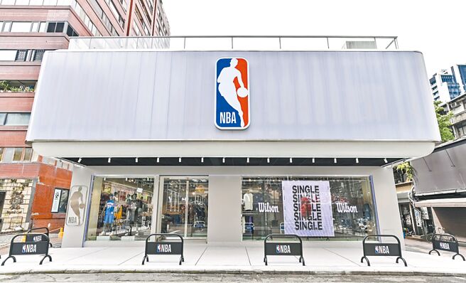 全台唯一NBA Store实体旗舰店「NBA FLAGSHIP STORE TAIPEI」于本月开幕（见图），推融合在地文化元素的「台北东区」系列服饰，更有包含珍珠奶茶、茄芷袋等趣味插画服装。（NBA Store TW提供）