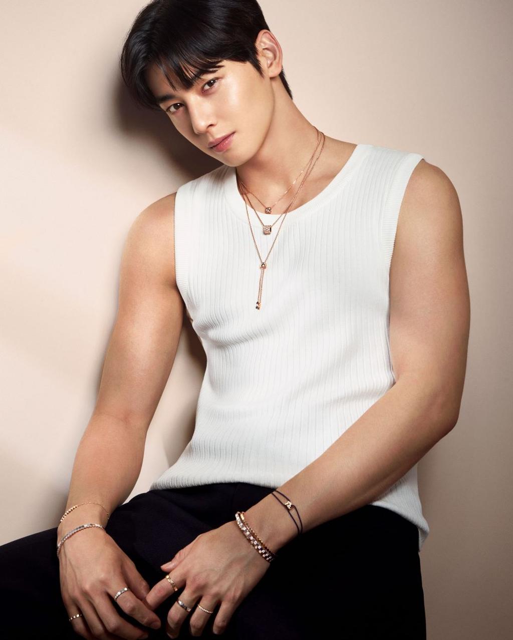 車銀優戴CHAUMET的Bee My Love系列珠寶，穿吊嘎也爆帥。（CHAUMET提供）