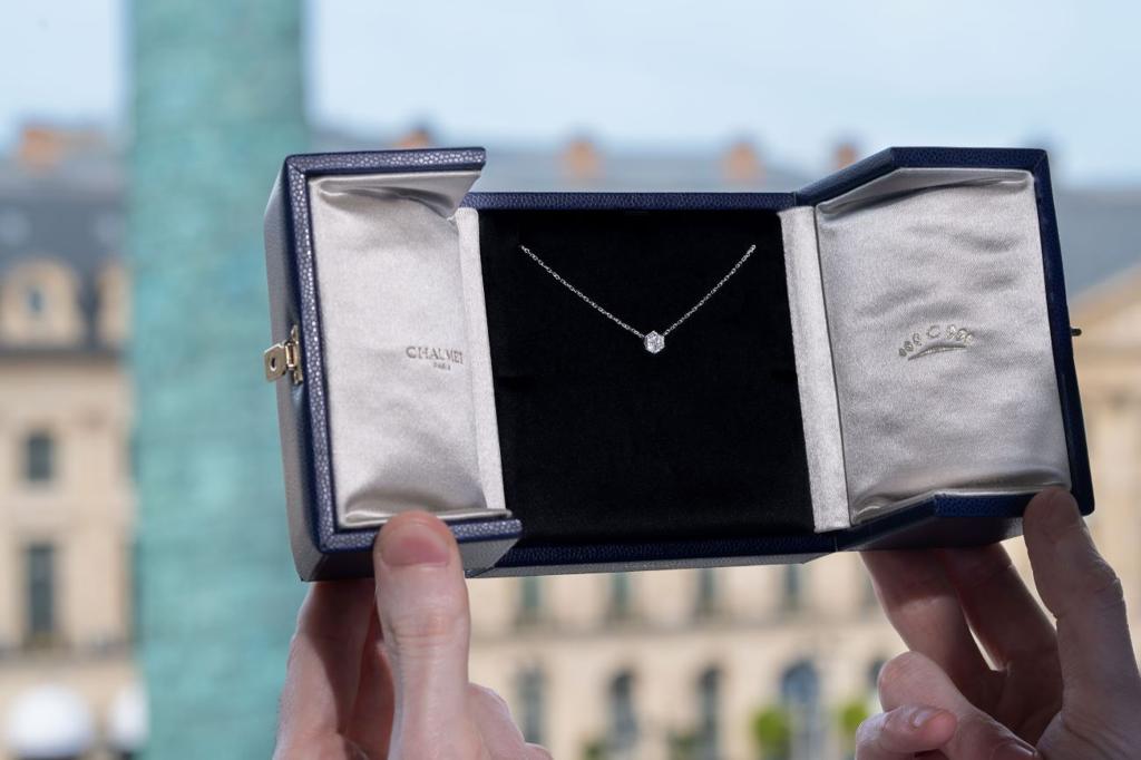 CHAUMET與Sarine合作推出第一顆可追溯來源的Bee My Love項鍊。（CHAUMET提供）
