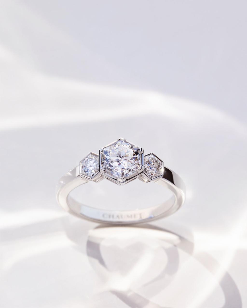 CHAUMET的Bee My Love珠寶，六邊形切割鑽石的靈感源自蜂巢。（CHAUMET提供）