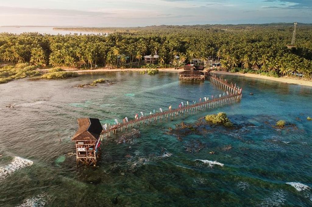 ▲Cloud 9 掀起極具挑戰性的浪尖，成為世界衝浪聯盟年度賽事最佳場域。　圖：Shutterstock／來源